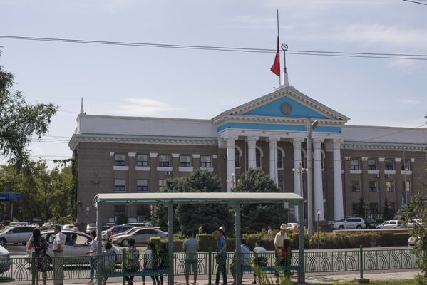 День траура в Бишкек в связи с двумя трагическими событиями, произошедшими 27 августа, и унесшими жизни 23 граждан Кыргызстана - Sputnik Кыргызстан