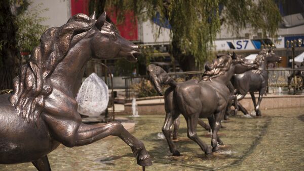 Фигуры лошадок на Фонтанном комплексе возле Центрального универсального магазина Айчурек после реконструкции. Архивное фото - Sputnik Кыргызстан