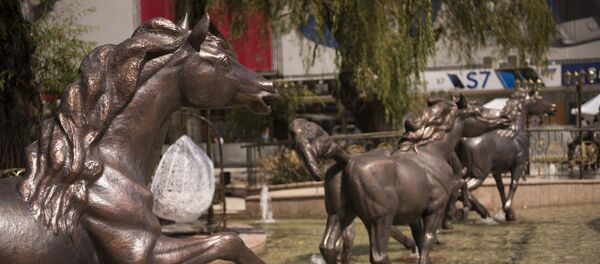 Борбордук универсалдык дүкөндүн (ЦУМ) администрациясы фонтанга коюлган жез аттар Борбордук универсалдык дүкөндүн (ЦУМ) администрациясы фонтанга коюлган жез аттар - Sputnik Кыргызстан