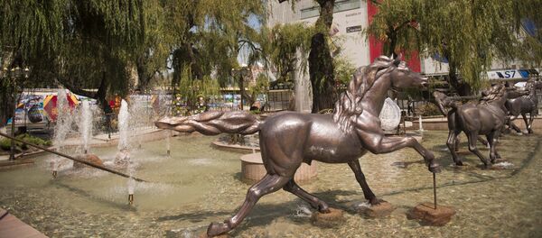 Фонтанный комплекс возле Центрального универсального магазина Айчурек после реконструкции. Архивное фото Фонтанный комплекс возле Центрального универсального магазина Айчурек после реконструкции. Архивное фото - Sputnik Кыргызстан