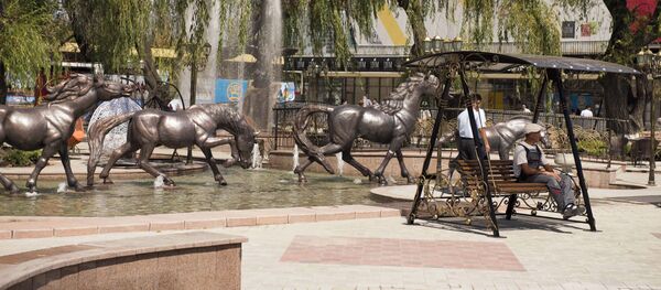 Лошадки на фонтанном комплексе возле Центрального универсального магазина Айчурек после реконструкции - Sputnik Кыргызстан