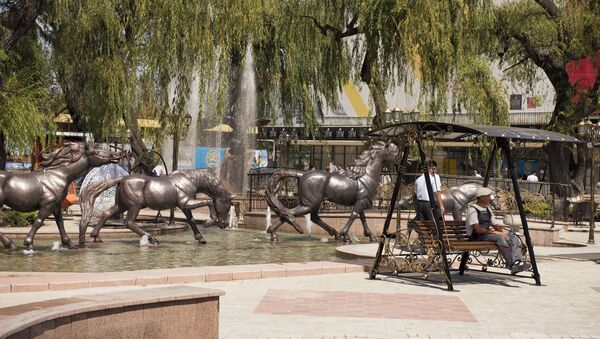 Лошадки на фонтанном комплексе возле Центрального универсального магазина Айчурек после реконструкции - Sputnik Кыргызстан