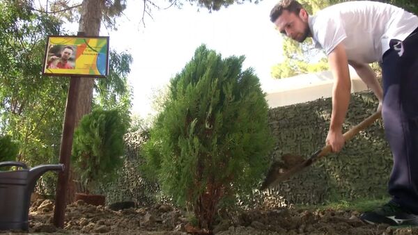 Российские олимпийцы посадили деревья на авиабазе Хмеймим в Сирии - Sputnik Кыргызстан