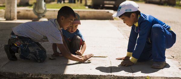 Ойноп жаткан балдар. Архив - Sputnik Кыргызстан