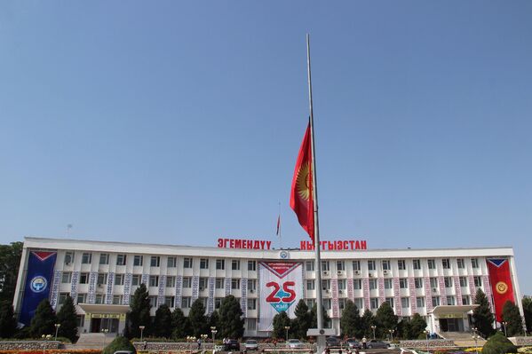 День траура в Оше в связи с двумя трагическими событиями, произошедшими 27 августа, и унесшими жизни 23 граждан Кыргызстана - Sputnik Кыргызстан