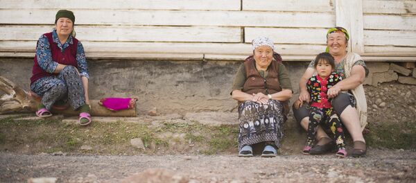 Жизнь в поселке Мин-Куш Джумгальского района Жизнь в поселке Мин-Куш Джумгальского района - Sputnik Кыргызстан