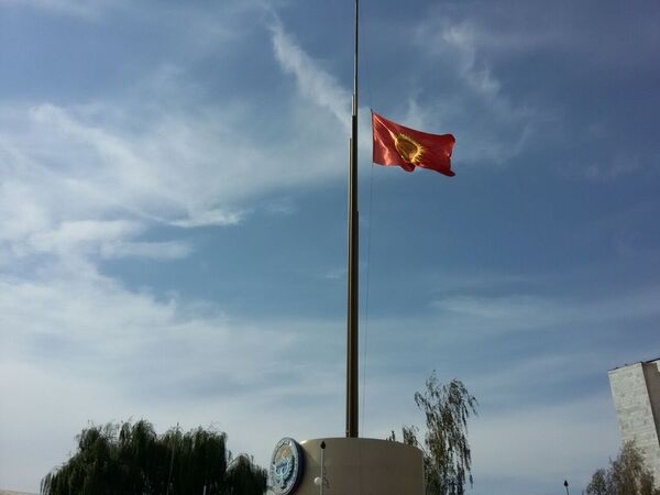 Приспущенный флаг Кыргызстана перед зданием областной администрации города Талас - Sputnik Кыргызстан