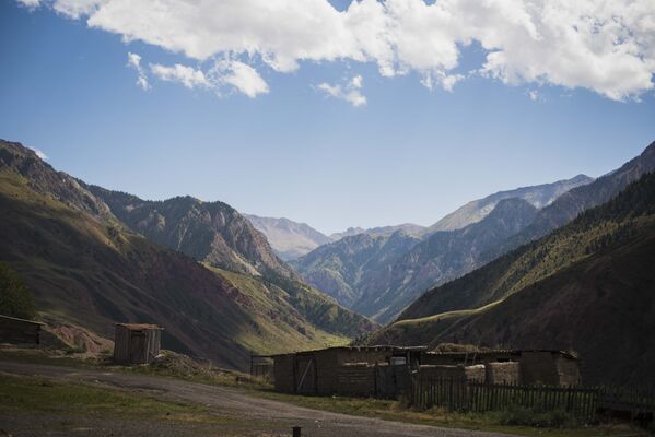 Нарын облусундагы Жумгал районунда деңиз деңгээлинен эки миң метр бийиктикте жайгашкан - Sputnik Кыргызстан
