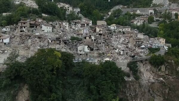 Последствия разрушительного землетрясения в Италии. Съемка с воздуха - Sputnik Кыргызстан