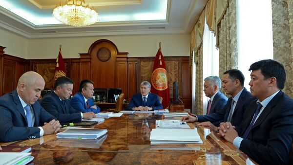 Совещание Атамбаева с лидерами фракций Жогорку Кенеша по вопросам внесения изменений в Конституцию - Sputnik Кыргызстан