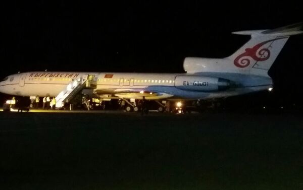 Специальный самолет, направленный в Москву для доставки тел погибших в пожаре кыргызстанцев, прибыл в Ош - Sputnik Кыргызстан