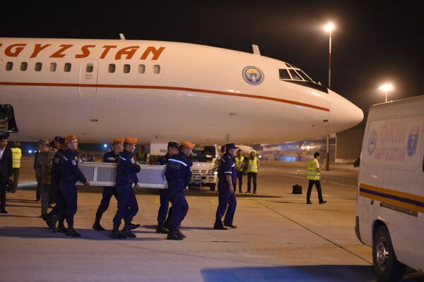 После этого борт прилетел в Бишкек для передачи родственникам тел остальных погибших - Sputnik Кыргызстан