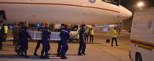 Сотрудники МЧС КР выгружают тела погибших. Архивное фото - Sputnik Кыргызстан