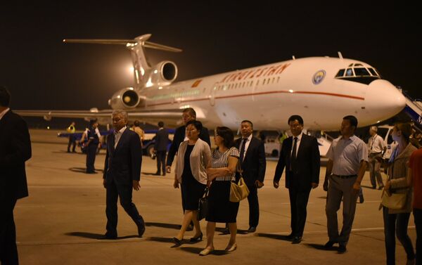 На самолете также прилетели вице-премьер Гульмира Кудайбердиева, министр чрезвычайных ситуаций Кубатбек Боронов, представители Минздрава и МВД - Sputnik Кыргызстан
