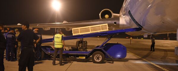 Доставка тел погибших кыргызстанок в пожаре в Москве - Sputnik Кыргызстан