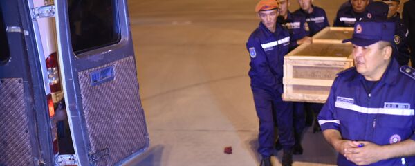 Сотрудники МЧС КР выгружают тело погибшего. Архивное фото - Sputnik Кыргызстан