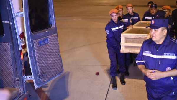 Сотрудники МЧС КР выгружают тело погибшего. Архивное фото - Sputnik Кыргызстан