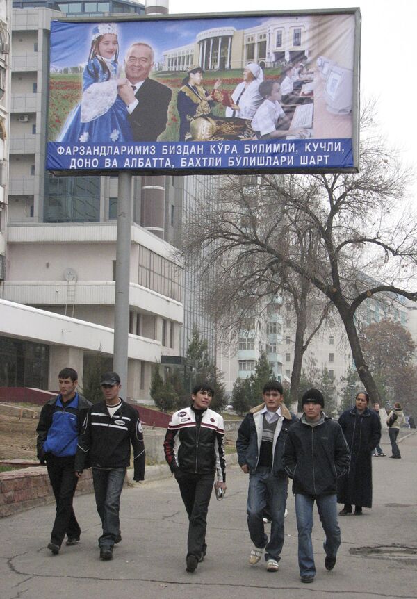 Өзбекстандык өспүрүмдөр президентикке 3-ирет катышып жаткан президент Ислам  Каримовдун плакатынын жанынан өтүп бара жатат. Шайлоого ар бир мөөнөт сайын бара берүүгө негизи Баш мыйзам тыюу салат. Ташкент. 2007-жылдын 7-декабры - Sputnik Кыргызстан