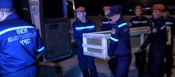 Боль и слезы. В аэропорту Манас встретили спецборт из Москвы - Sputnik Кыргызстан