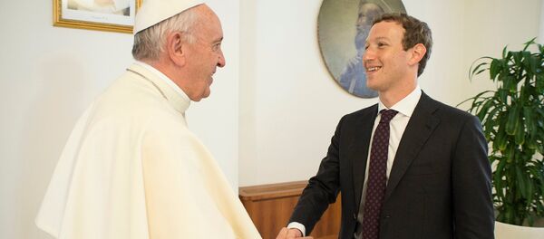 Основатель социальной сети Facebook Марк Цукерберг во время встречи с Папой Римским Франциском в Ватикане - Sputnik Кыргызстан