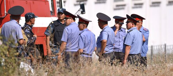 Сотрудники правоохранительных органов на месте взрыва автомашины марки Mitsubishi Delica, протаранившей ворота дипломатического представительства Китая в Бишкеке. Сотрудники правоохранительных органов на месте взрыва автомашины марки Mitsubishi Delica, протаранившей ворота дипломатического представительства Китая в Бишкеке. - Sputnik Кыргызстан