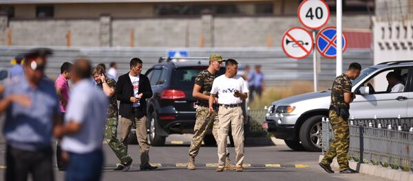 На месте взрыва автомашины марки Mitsubishi Delica, протаранившей ворота дипломатического представительства Китая в Бишкеке. - Sputnik Кыргызстан