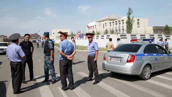 Сотрудники МВД у здания дипломатического представительства Китая в Бишкеке, где произошел теракт. Архивное фото - Sputnik Кыргызстан
