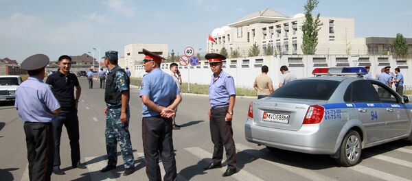 Сотрудники МВД у здания дипломатического представительства Китая в Бишкеке, где произошел теракт. Архивное фото - Sputnik Кыргызстан