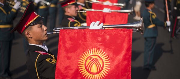 Кыргызстандын желеги көтөргөн жоокерлер. Архив - Sputnik Кыргызстан