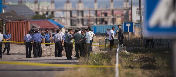 Следственно-оперативная группа, у дипломатического представительство Китая в Бишкеке, на территории которого произошел взрыв автомашины марки Mitsubishi Delica. - Sputnik Кыргызстан