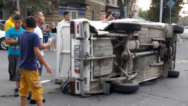 В Бишкеке на пересечении проспекта Чуй и улицы Турусбекова произошла авария - Sputnik Кыргызстан
