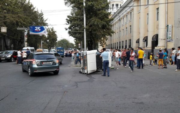 Дорожно-транспортное происшествие случилось примерно в 18.30.  Пострадавших и жертв нет. - Sputnik Кыргызстан