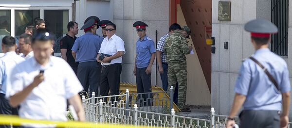 Сотрудники правоохранительных органов рядом с дипломатическим представительством Китая в Бишкеке, на территории которого произошел взрыв автомашины марки Mitsubishi Delica. - Sputnik Кыргызстан