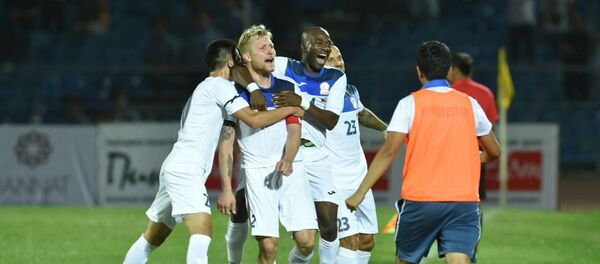 Футболист сборной КР Валерий Кичин (в центре) на товарищеском матче между сборными Кыргызстана и Казахстана. Архивное фото - Sputnik Кыргызстан