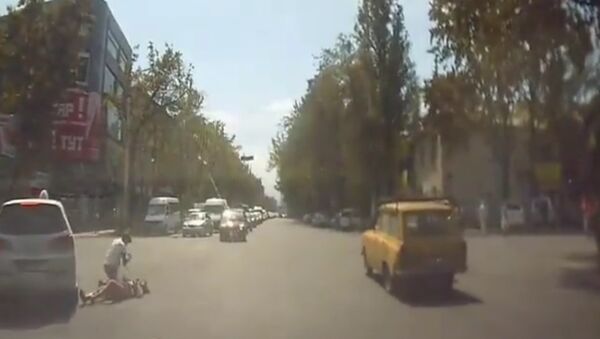 Авто сбивает женщину с ребенком в Бишкеке. Кадры с видеорегистратора - Sputnik Кыргызстан