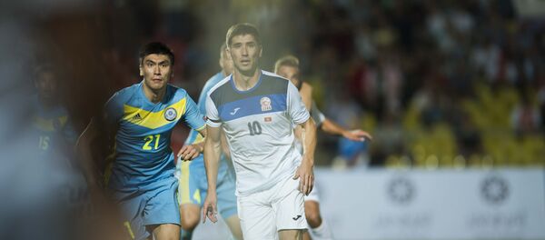 Футболисты во время товарищеского матча между сборными Кыргызстана и Казахстана по футболу на стадионе имени Долона Омурзакова - Sputnik Кыргызстан