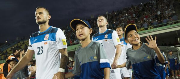 Кыргызстан курама командасынын футболчулары Казакстан командасы менен беттеш учурунда - Sputnik Кыргызстан