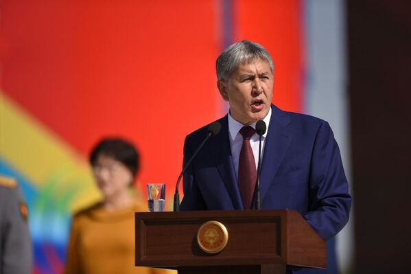 Алмазбек Атамбаев Кыргызстандын эгемендүүлүгүнүн 25 жылдыгына арналган Ала-Тоо аянтындагы салтанатта сүйлөп жатат - Sputnik Кыргызстан