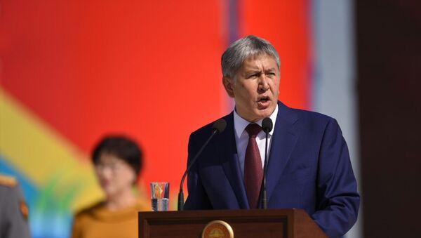Президент Алмазбек Атамбаев Ала-Тоо аянтында - Sputnik Кыргызстан