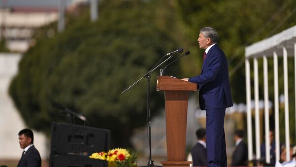 Президент Алмазбек Атамбаев выступает на праздновании 25-летия независимости Кыргызстана на площади Ала-Тоо в Бишкеке - Sputnik Кыргызстан