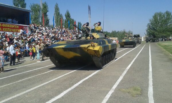 Военный парад в честь 25-летия независимости Кыргызстана в Баткене - Sputnik Кыргызстан