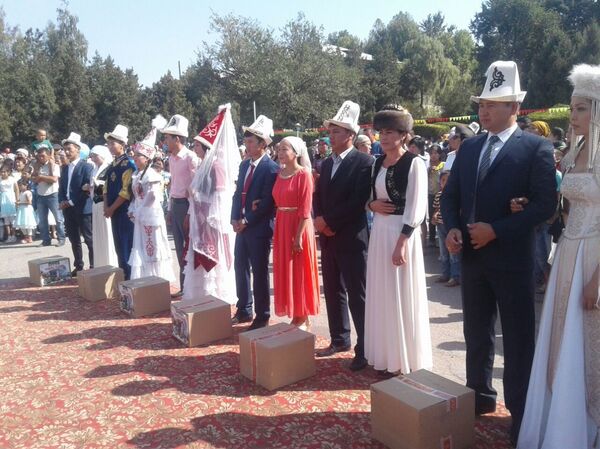 В Ала-Буке 7 молодых пар из каждой области подняли тундук 31 августа - Sputnik Кыргызстан