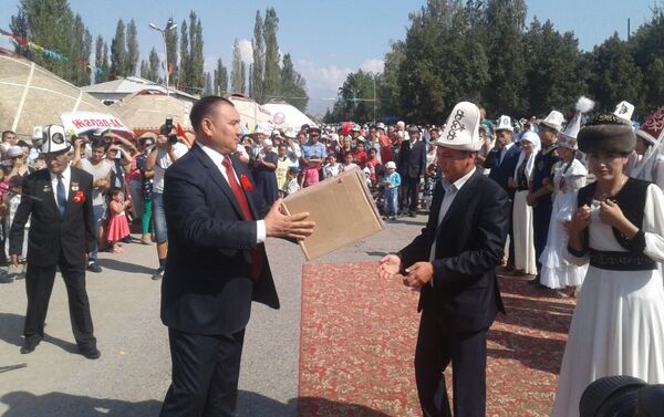 По случаю 25-летия независимости и в рамках праздничных мероприятий в Ала-Букинском районе Джалал-Абадской области благословили семь будущих семейных пар - Sputnik Кыргызстан