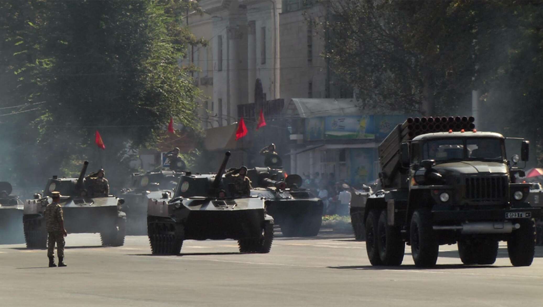 Парад в бишкеке. Военный парад Бишкек. Парад военных Кыргызстан. Кыргызстан армия танки. Военные техники Кыргызстана.