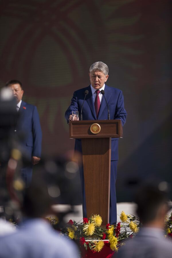 Президент өз куттуктоосун 1916, 2005 жана 2010-жылдагы окуялар менен баштады - Sputnik Кыргызстан