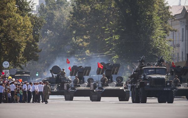 ...а также военным парадом и концертом на площади Ала-Тоо. - Sputnik Кыргызстан