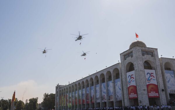 Здесь маршем прошли 1 500 военнослужащих, проехали 80 единиц военной техники, пролетели вертолеты. - Sputnik Кыргызстан