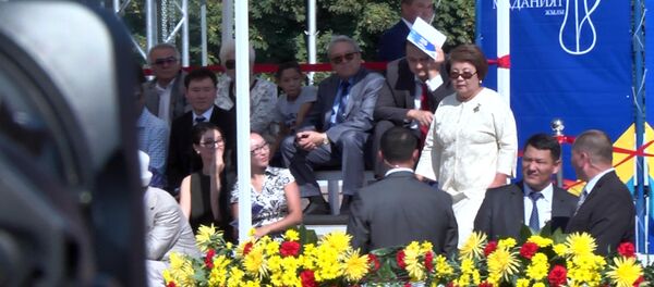 Момент ухода Отунбаевой во время речи Атамбаева. Видео с площади Ала-Тоо - Sputnik Кыргызстан