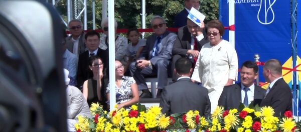 Экс-президент Отунбаева Атамбаев сүйлөп жатканда сахнадан кантип түшүп кетти - Sputnik Кыргызстан