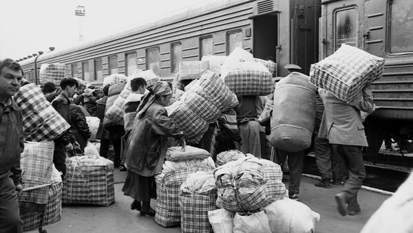 1997 — челноки на вокзале в Бишкеке. Архивное фото - Sputnik Кыргызстан